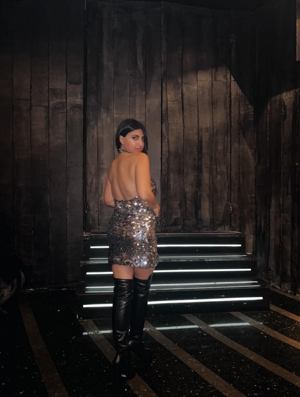 Kenza Ασημί Μίνι Φόρεμα Με Παγιέτα Και Ανοιχτή Πλάτη