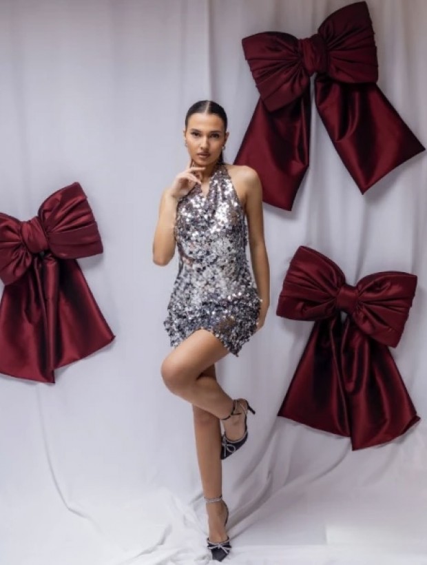 Kenza Ασημί Μίνι Φόρεμα Με Παγιέτα Και Ανοιχτή Πλάτη