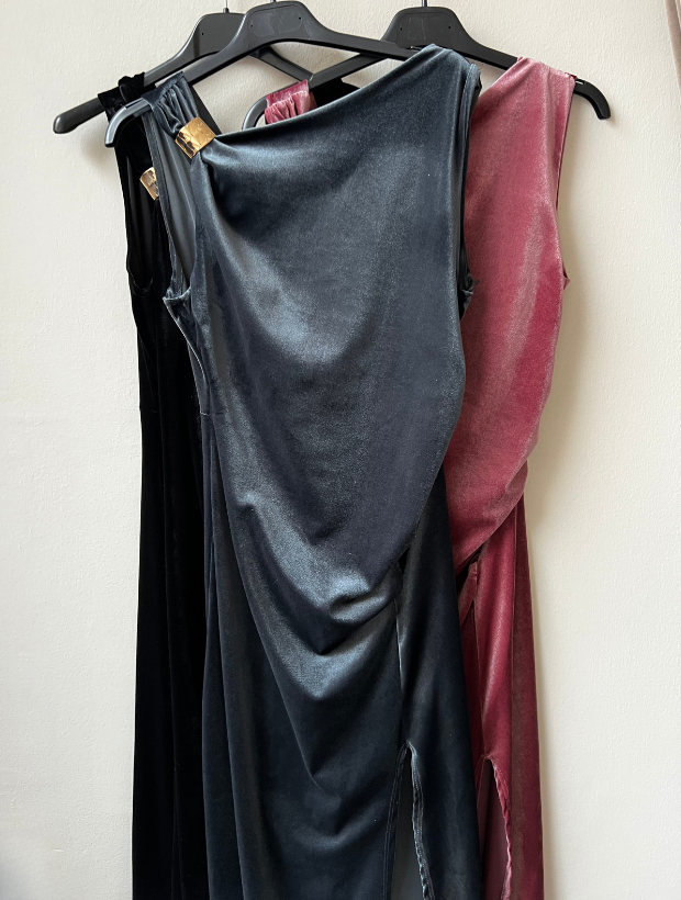 Francis Γκρι Βελούδινο Μίντι Φόρεμα με χρυσή λεπτομέρεια