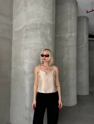 Efi Μπεζ Σατέν Μπλούζα με Τιράντα