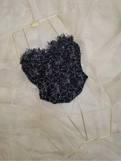 Μπούστο Μάυρο με Λουλούδια